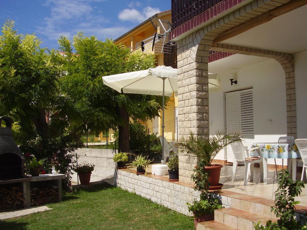 Guest House Lucija Banjol Exterior foto